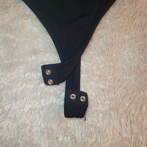 Mendocino Sleeveless Deep V-Neck Bodysuit, Size Medium - Picture 4 of 5